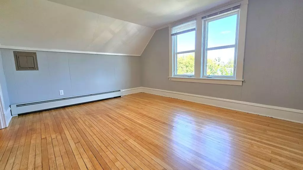 93 1/2 North St #3, Burlington, VT | Renovated 2 Bedroom Apartment Near UVM & Downtown | June 2027