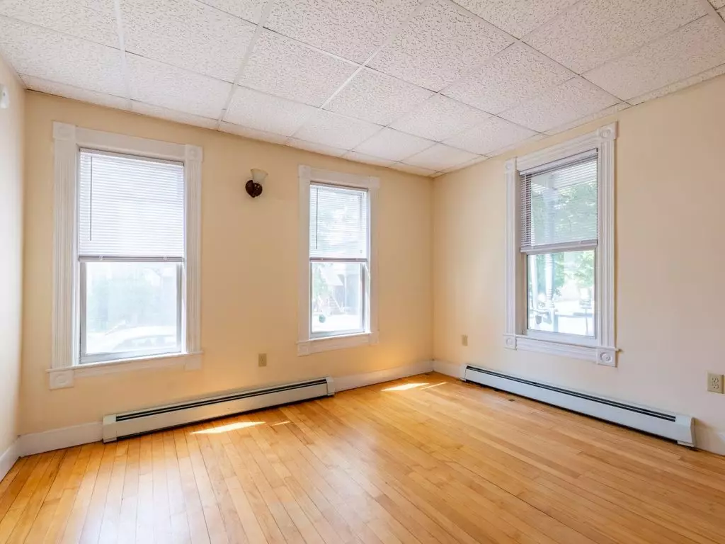 12 Grant St, Burlington, VT | Renovated 1 Bedroom Apartment Near UVM & Downtown | June 2027