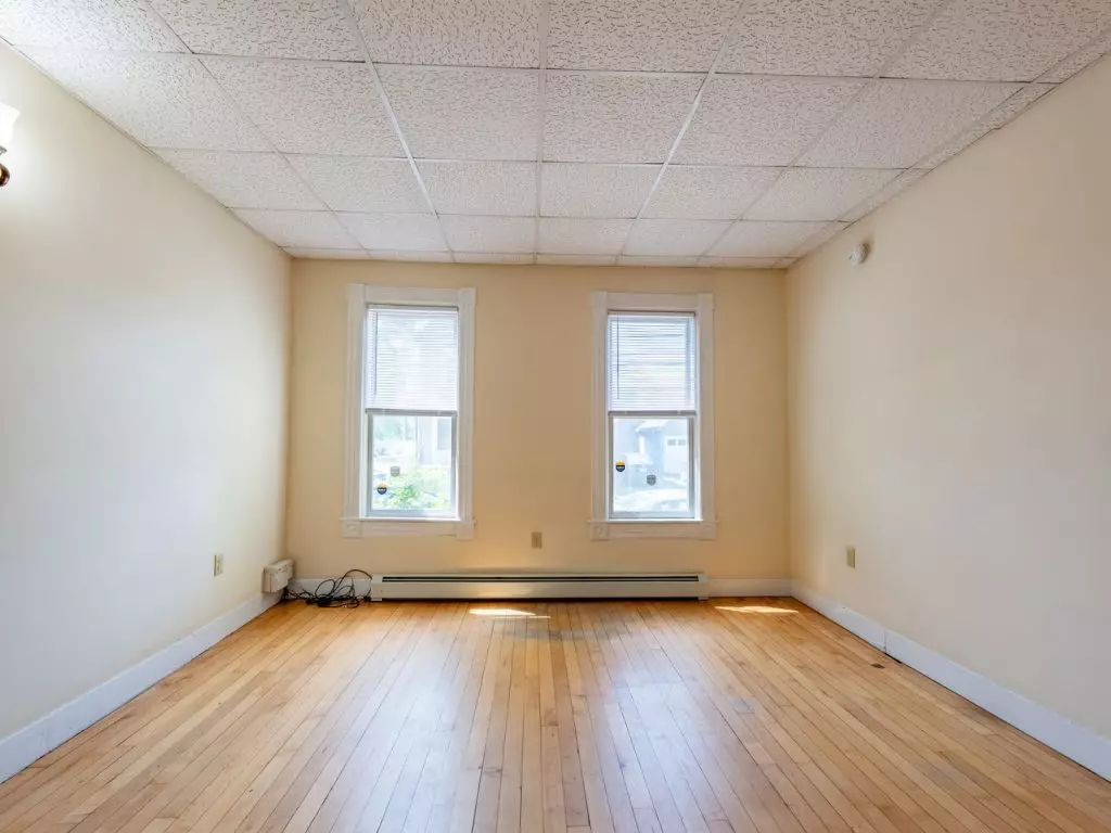 12 Grant St, Burlington, VT | Renovated 1 Bedroom Apartment Near UVM & Downtown | June 2027