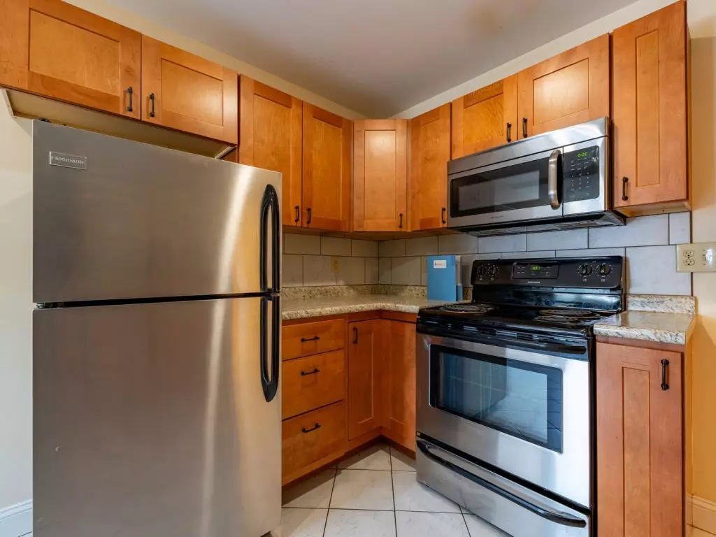 100 North Winooski Ave D8, Burlington, VT | Large 1 Bedroom Apartment | Old North End | Parking & Gas Included | November 2026