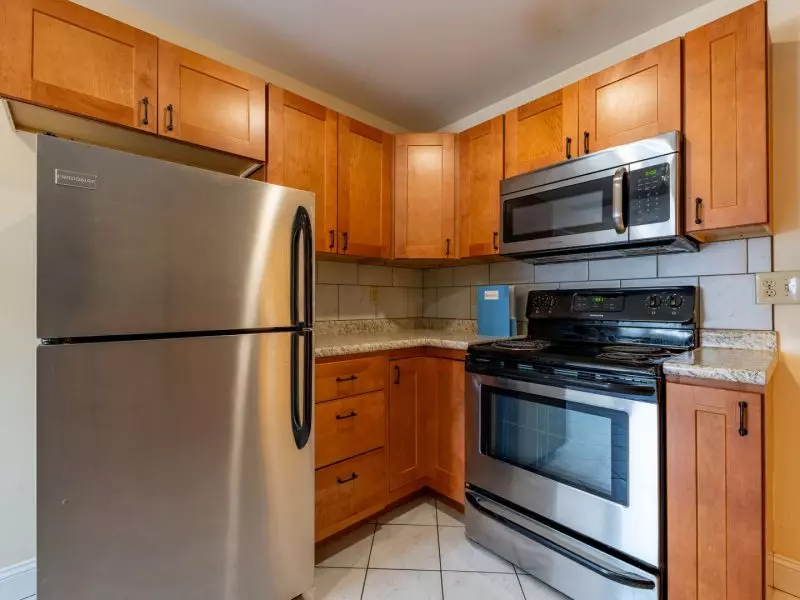100 North Winooski Ave D8, Burlington, VT | Large 1 Bedroom Apartment | Old North End | Parking & Gas Included | November 2026