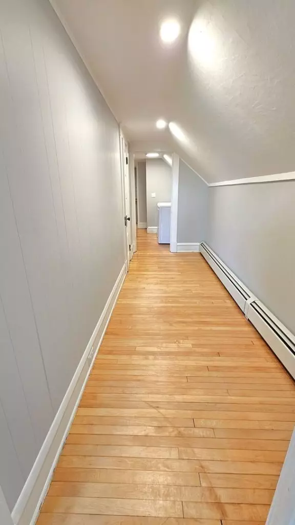 93 1/2 North St #3, Burlington, VT | Renovated 2 Bedroom Apartment Near UVM & Downtown | June 2027