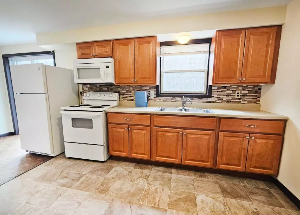 2 Bedroom Apartment in Colchester Village | In-Unit Laundry