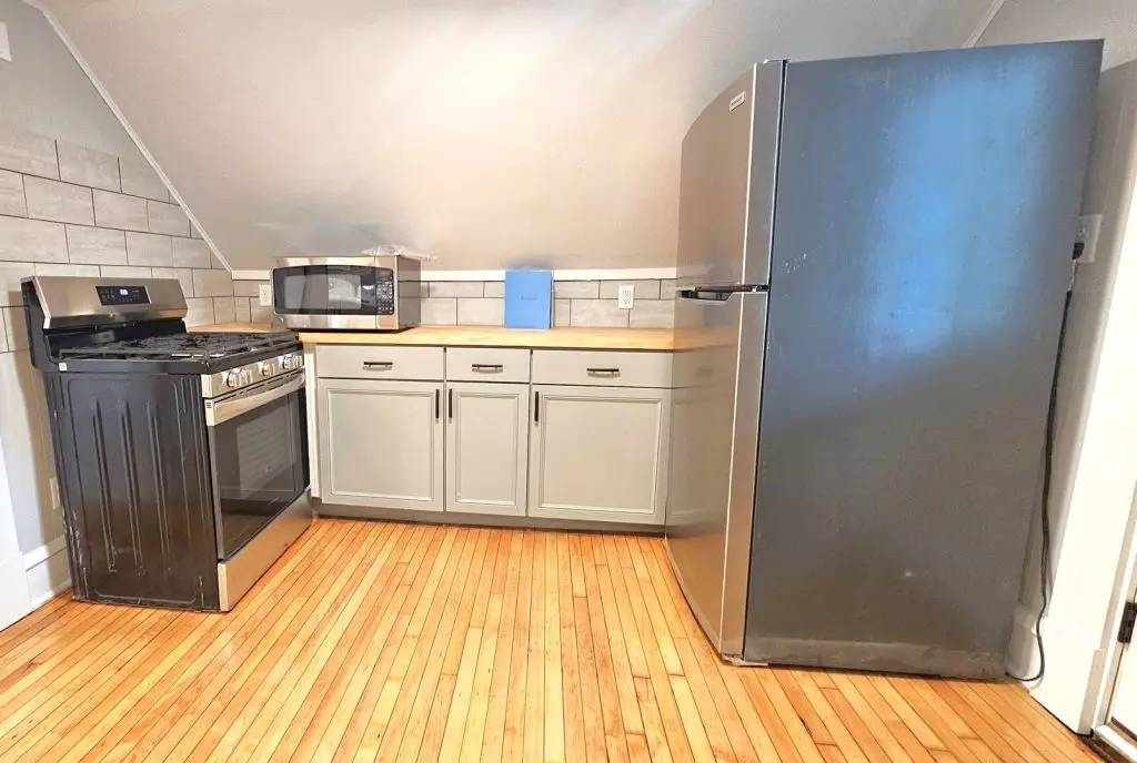 93 1/2 North St #3, Burlington, VT | Renovated 2 Bedroom Apartment Near UVM & Downtown | June 2027