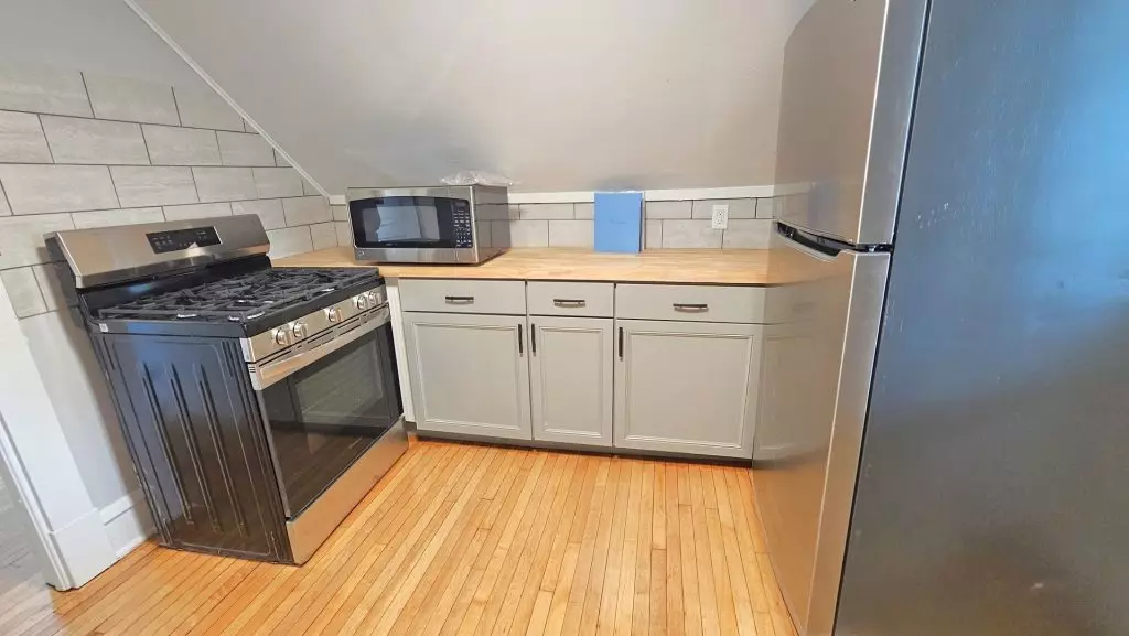 93 1/2 North St #3, Burlington, VT | Renovated 2 Bedroom Apartment Near UVM & Downtown | June 2027