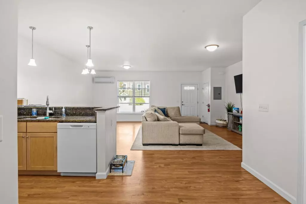 2 Bedroom Apartment in Essex | In-Unit Laundry