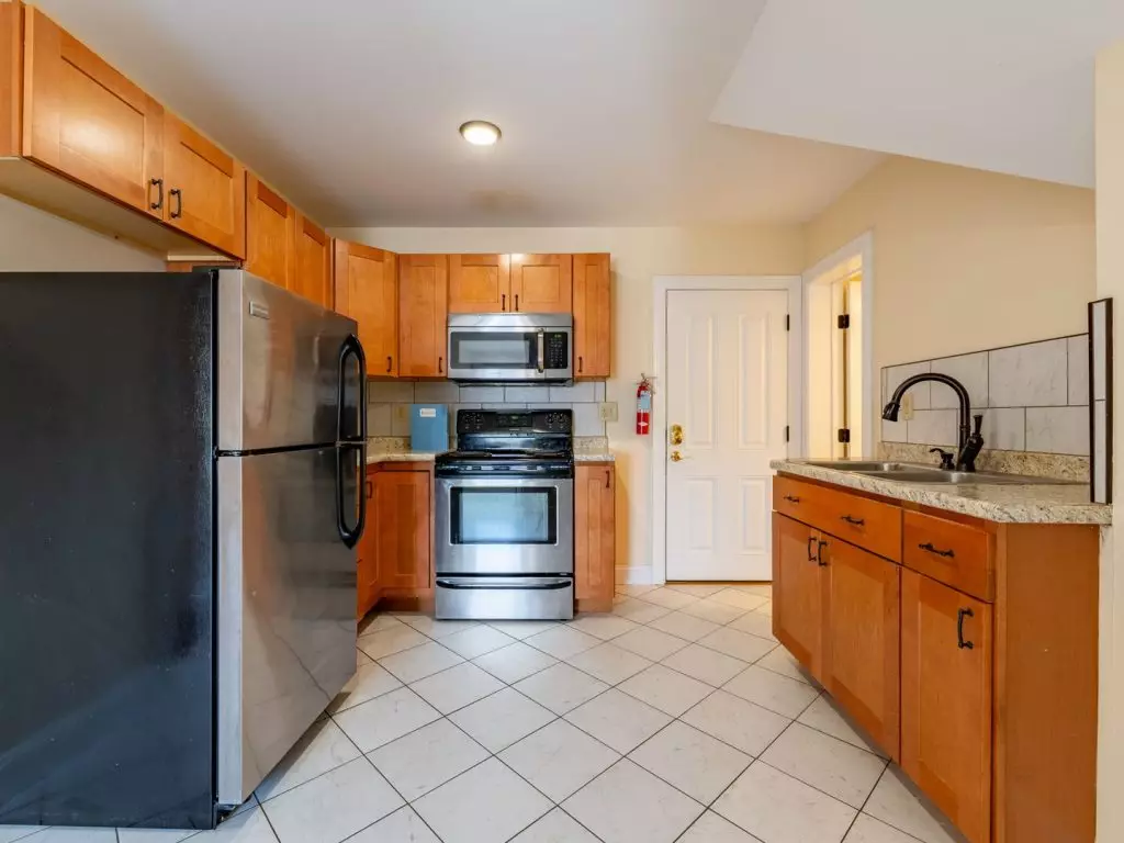 100 North Winooski Ave D8, Burlington, VT | Large 1 Bedroom Apartment | Old North End | Parking & Gas Included | November 2026