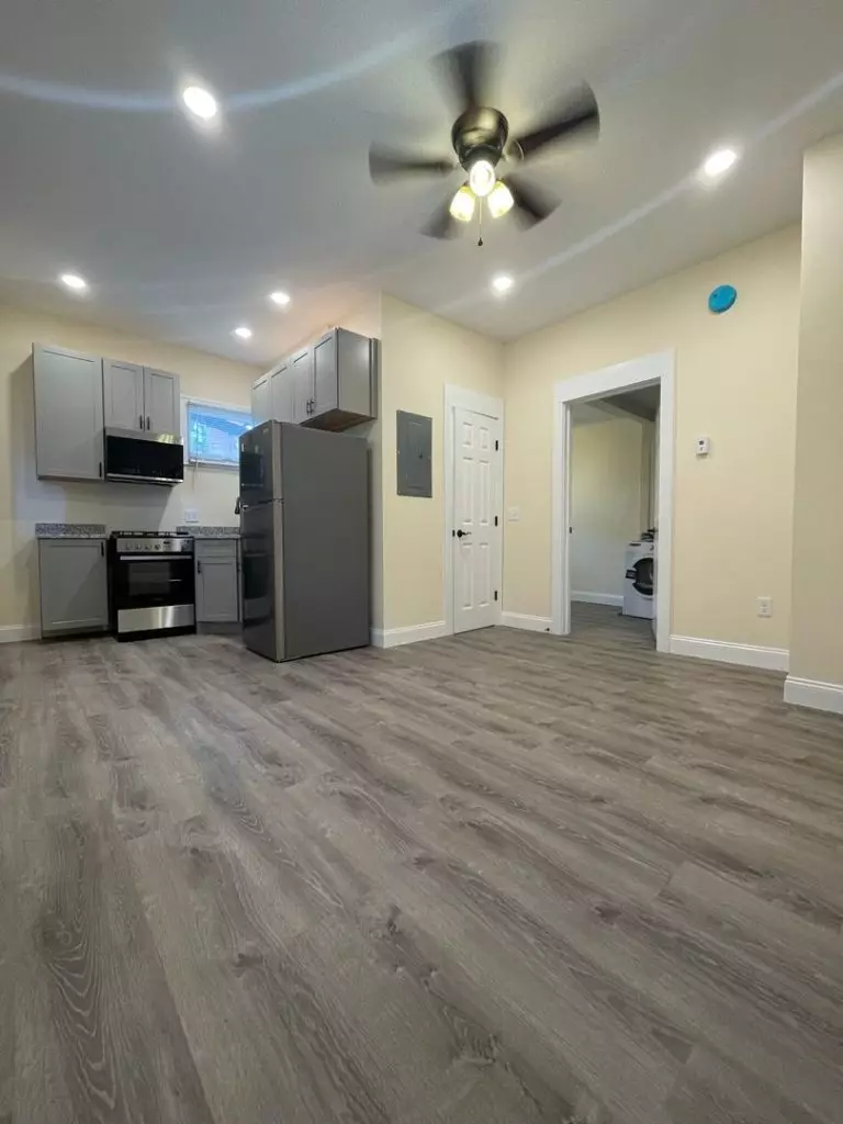 207 S Union St #3, Burlington, VT | Renovated 1 Bedroom Apartment Near UVM | June 2027