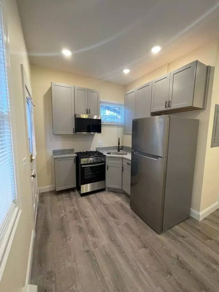 207 S Union St #3, Burlington, VT | Renovated 1 Bedroom Apartment Near UVM | June 2027