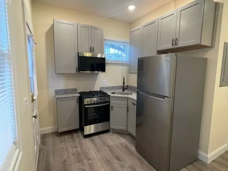 207 S Union St #3, Burlington, VT | Renovated 1 Bedroom Apartment Near UVM | June 2027