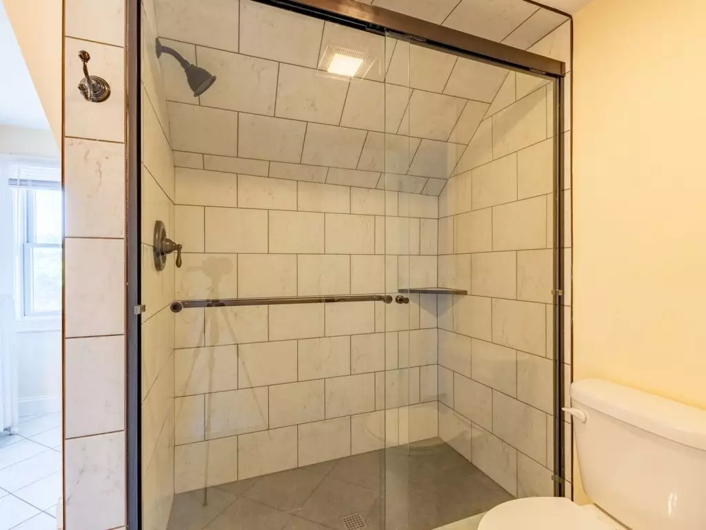 100 North Winooski Ave D8, Burlington, VT | Large 1 Bedroom Apartment | Old North End | Parking & Gas Included | November 2026