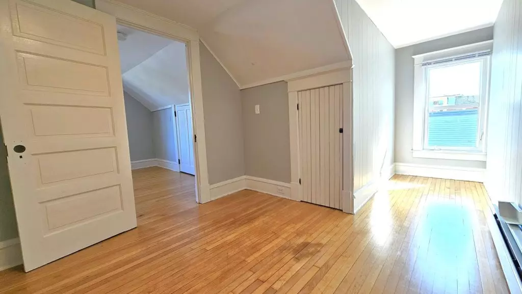 93 1/2 North St #3, Burlington, VT | Renovated 2 Bedroom Apartment Near UVM & Downtown | June 2027
