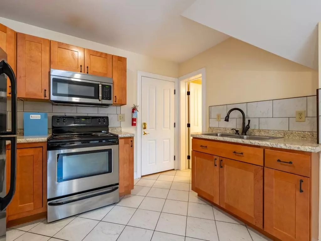 100 North Winooski Ave D8, Burlington, VT | Large 1 Bedroom Apartment | Old North End | Parking & Gas Included | November 2026