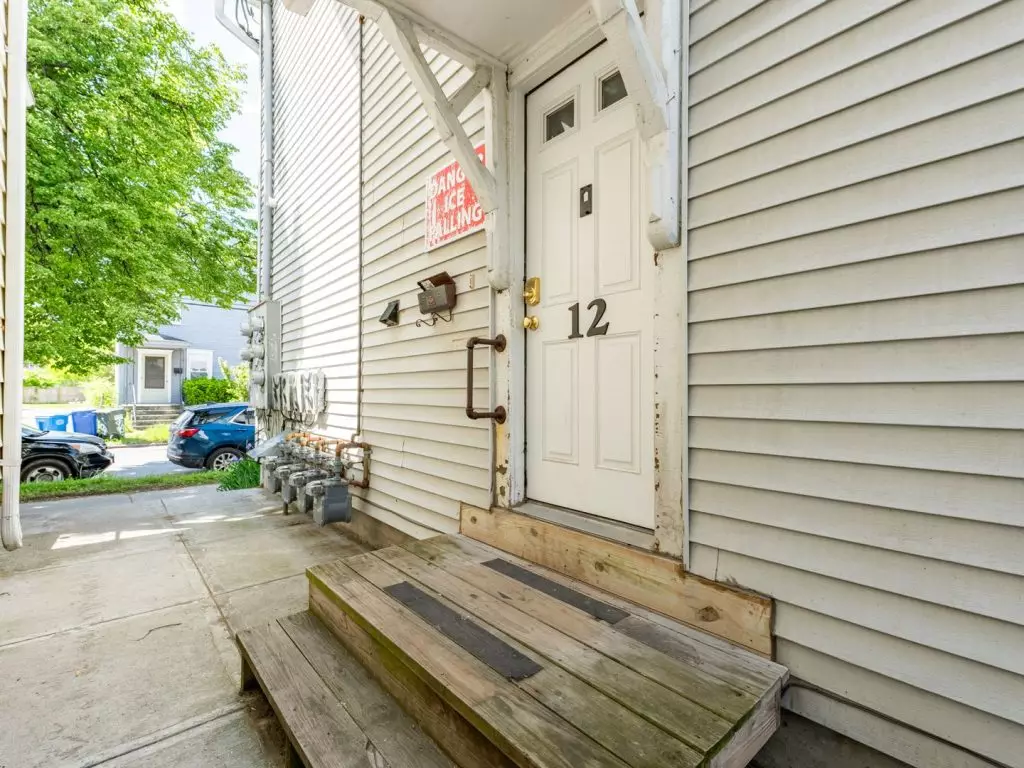 12 Grant St, Burlington, VT | Renovated 1 Bedroom Apartment Near UVM & Downtown | June 2027