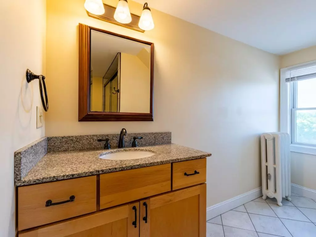 100 North Winooski Ave D8, Burlington, VT | Large 1 Bedroom Apartment | Old North End | Parking & Gas Included | November 2026