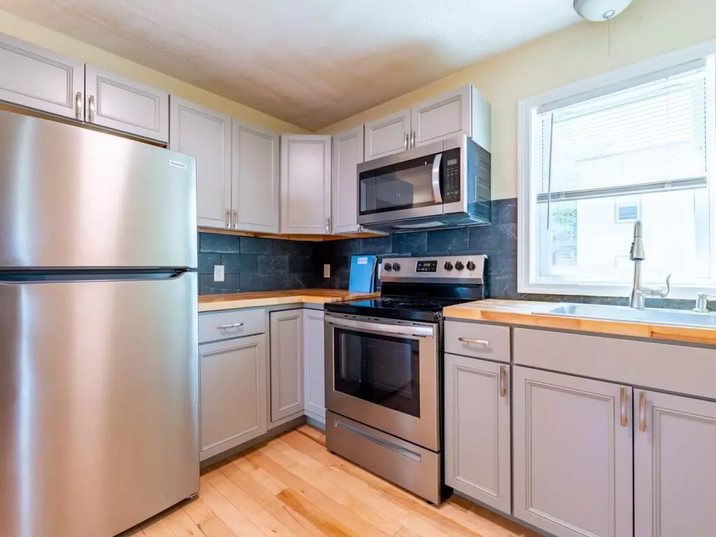Two Bedroom with Office in Old North End | In-Unit Washer & Dryer