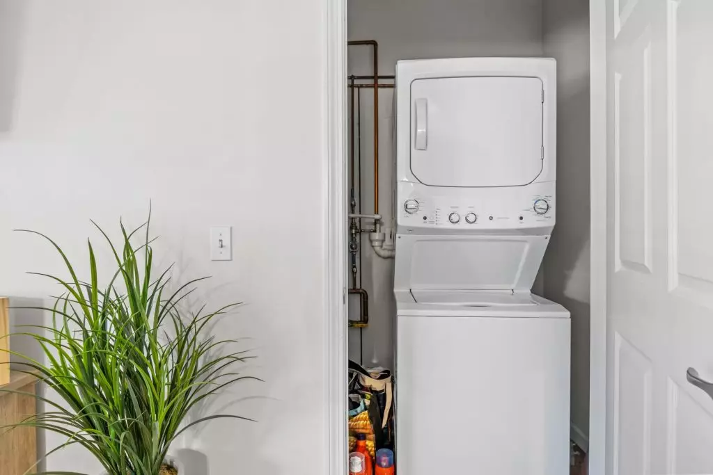 2 Bedroom Apartment in Essex | In-Unit Laundry
