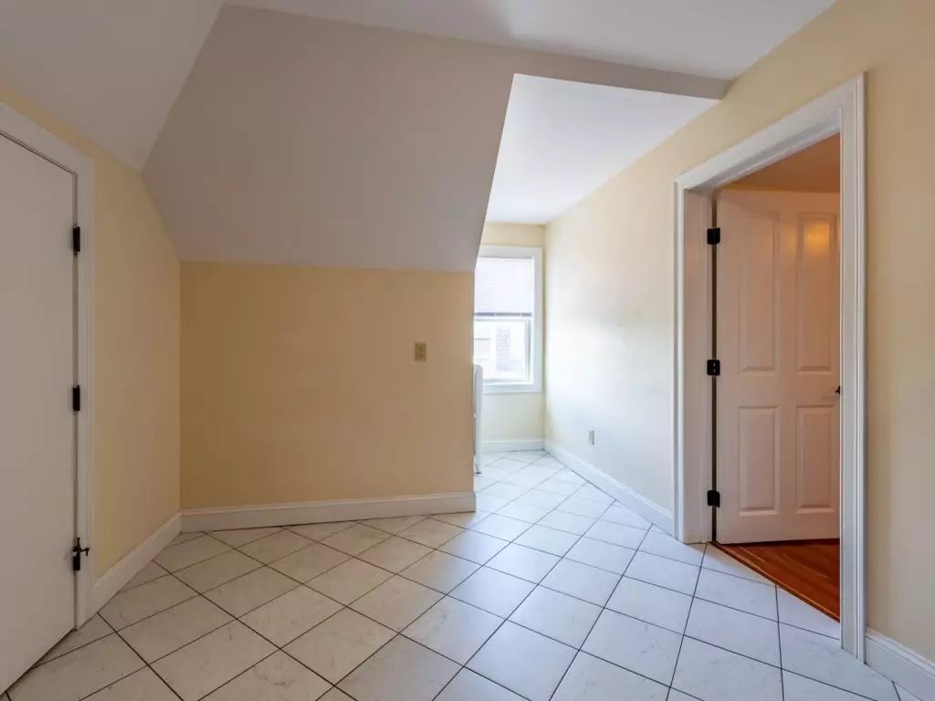 100 North Winooski Ave D8, Burlington, VT | Large 1 Bedroom Apartment | Old North End | Parking & Gas Included | November 2026