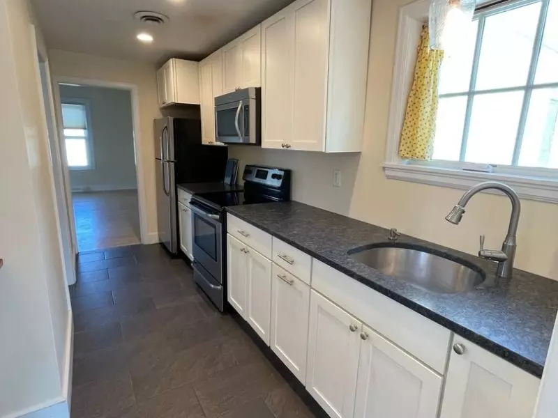 One Bedroom in Downtown Burlington | Private Garage Space