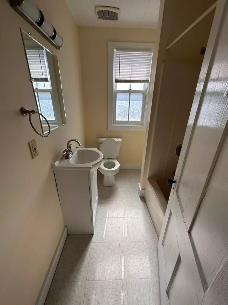 14 St Louis St Apt B, Burlington, VT | Updated 1 Bedroom Apartment in Old North End | June 2027