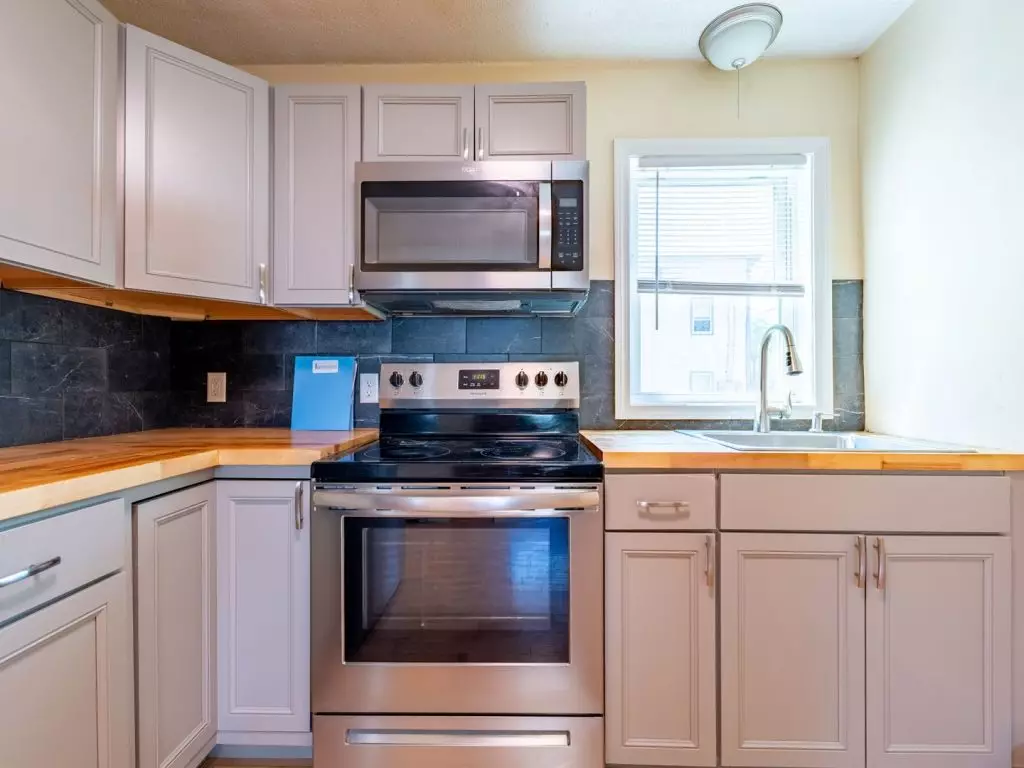 Two Bedroom with Office in Old North End | In-Unit Washer & Dryer