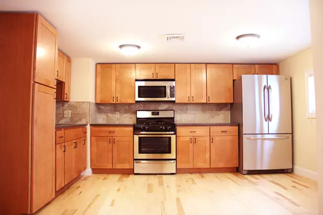 22 Cedar St, Burlington, VT | Renovated 2 Bedroom House Near UVM & Downtown | June 2027